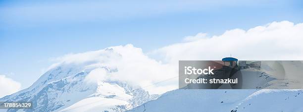 Station Mit Schnee Blick Auf Die Berge Stockfoto und mehr Bilder von Anhöhe - Anhöhe, Berg, Eis