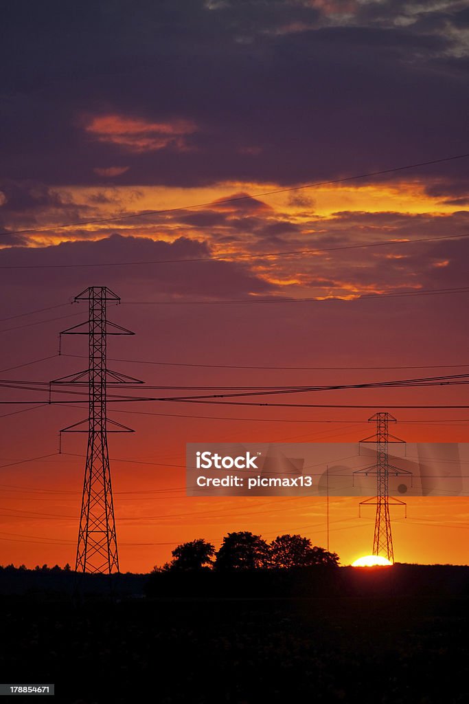 Linhas de energia, ao pôr do sol - Royalty-free Alta Voltagem Foto de stock
