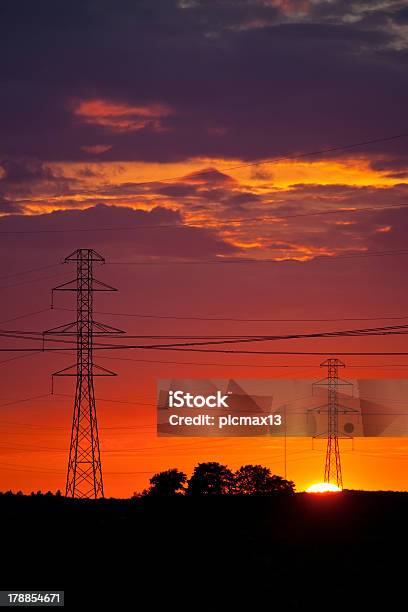 Linhas De Energia Ao Pôr Do Sol - Fotografias de stock e mais imagens de Alta Voltagem - Alta Voltagem, Alto - Descrição Física, Amanhecer