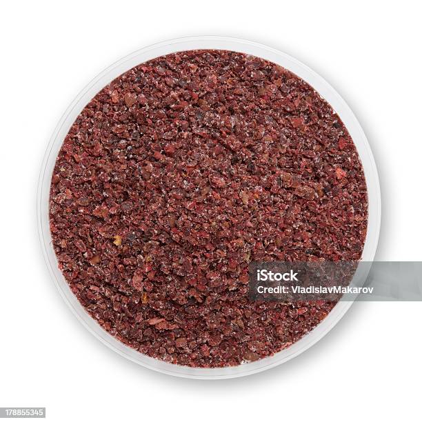 Photo libre de droit de Heap Sol Sumach Isolé Sur Fond Blanc banque d'images et plus d'images libres de droit de Sumac - Sumac, Aliment, Assaisonnements et vinaigrettes