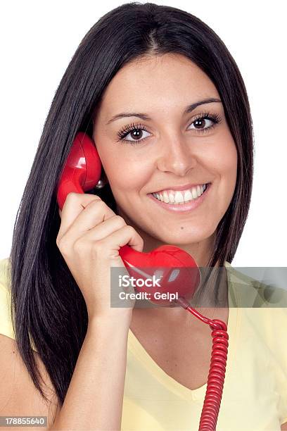 Foto de Atraente Brunette Menina Gritando Com Telefone Vermelho e mais fotos de stock de Acaso