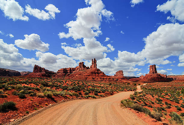 valley of the gods - monument valley usa panoramic stock-fotos und bilder