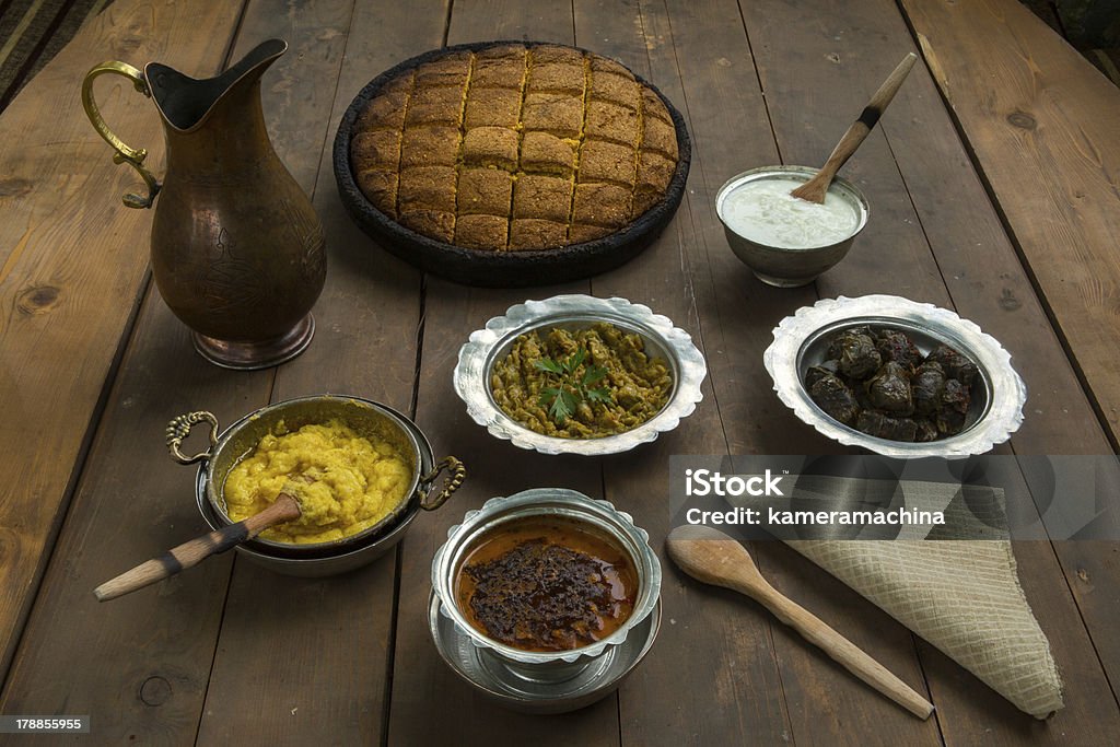 Auténtica mesa de comedor - Foto de stock de Aceite para cocinar libre de derechos