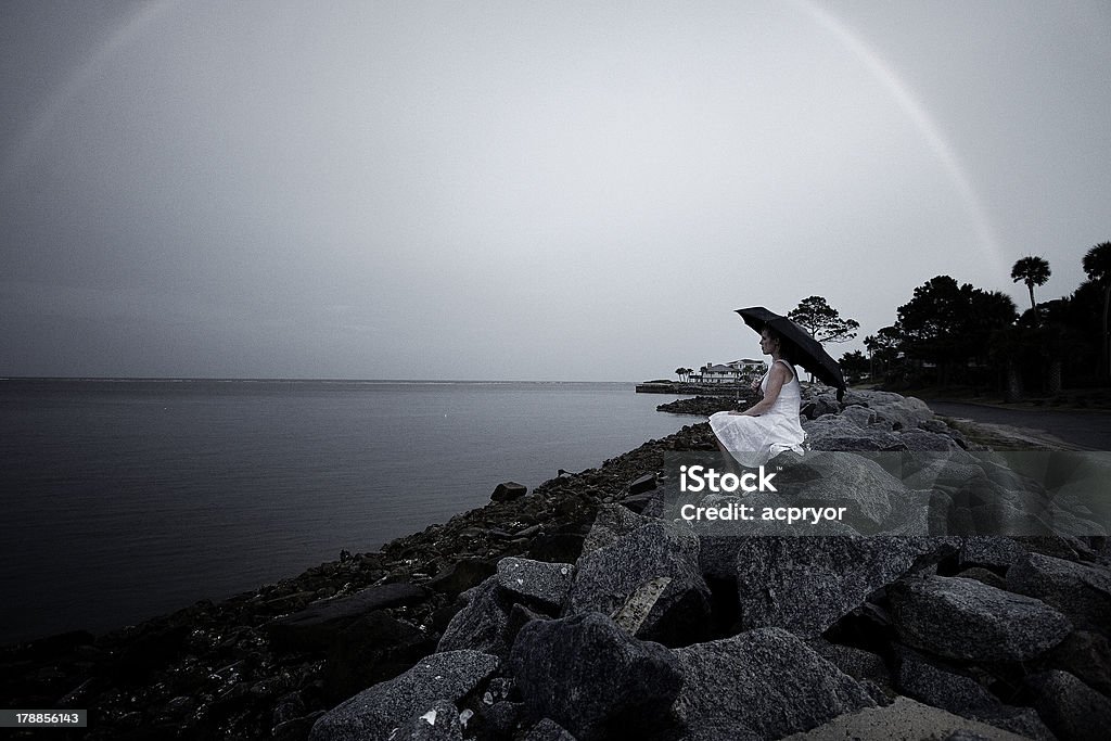 Femme avec parasol sur la plage et arc-en-ciel - Photo de Arc en ciel libre de droits