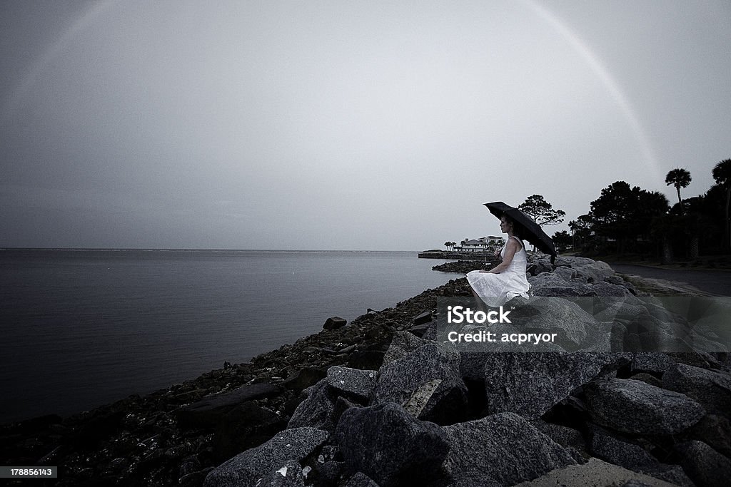 Donna con ombrello arcobaleno sulla spiaggia e - Foto stock royalty-free di Arcobaleno