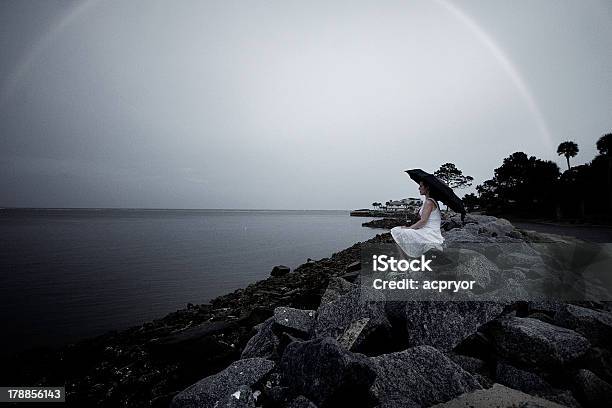 Donna Con Ombrello Arcobaleno Sulla Spiaggia E - Fotografie stock e altre immagini di Arcobaleno - Arcobaleno, Donne, Tempesta