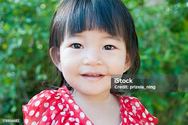 Niña Sonriente Foto de stock y más banco de imágenes de 12-23 meses - 12-23 meses, Aire libre, Alegre