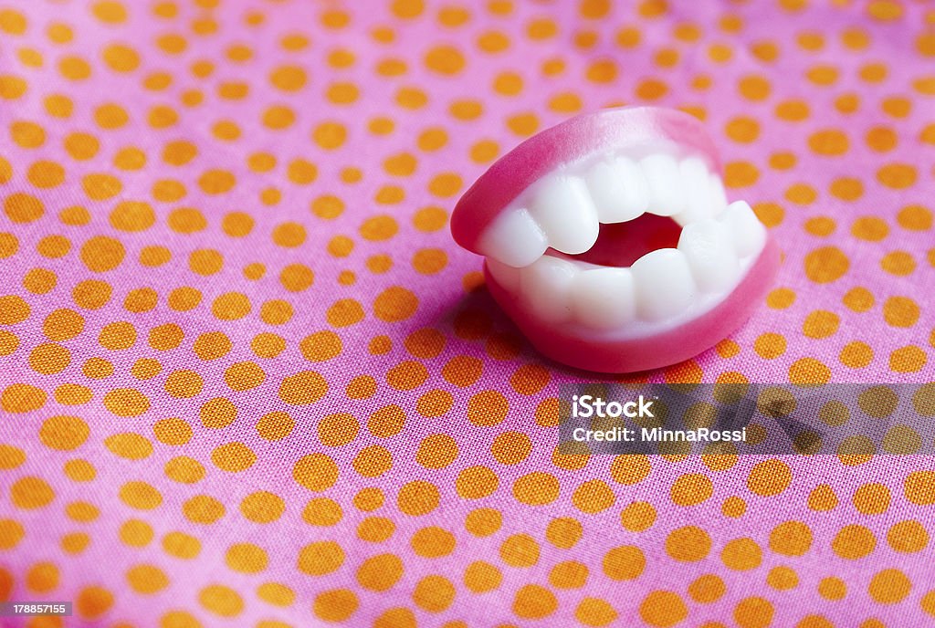 candy denti su sfondo rosa e arancione - Foto stock royalty-free di Allegro