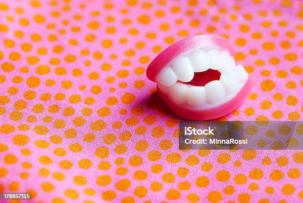 Foto de Candy Dentes Em Um Fundo Rosa E Amarelo e mais fotos de stock de Amor - Amor, Bolinha, Colorido
