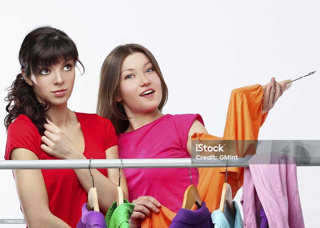 Mulher tentando em roupas - Foto de stock de 20-24 Anos royalty-free