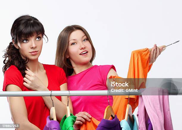 Foto de Mulher Tentando Em Roupas e mais fotos de stock de 20-24 Anos - 20-24 Anos, Adulto, Alegria