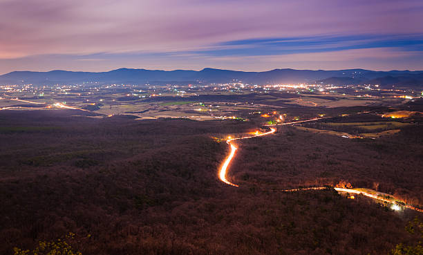 widok doliny shenandoah i luray w nocy. - shenandoah river valley zdjęcia i obrazy z banku zdjęć