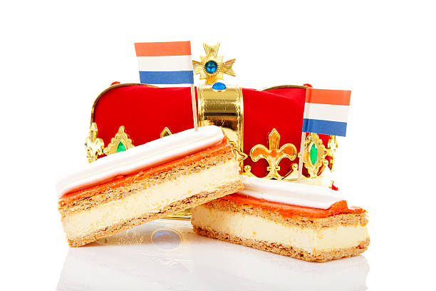 типичные нидерландские tompouce sweet с короной - tompouce стоковые фото и изображения