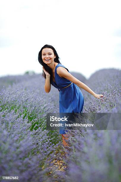 Donna In Piedi In Un Campo Di Lavanda - Fotografie stock e altre immagini di Adulto - Adulto, Allegro, Ambientazione esterna