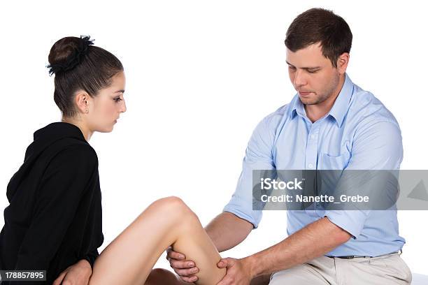 Physiotherapist Massajar Doente - Fotografias de stock e mais imagens de Adulto - Adulto, Amimar, Atleta