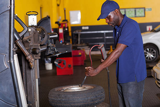 mechaniker auto reifen kick - auto repair shop tire car mechanic stock-fotos und bilder