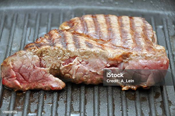 Vermelho De Carne Em Uma Frigideira - Fotografias de stock e mais imagens de Alecrim - Alecrim, Ao Ar Livre, Bife