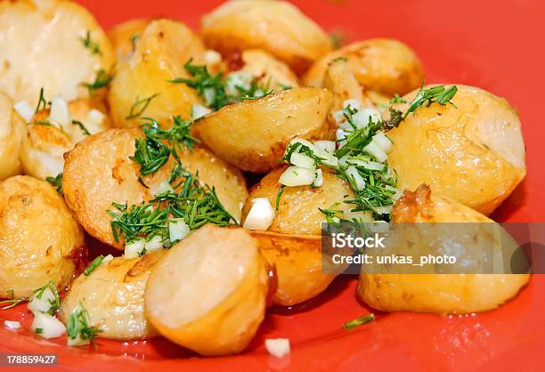 Batata Assada - Fotografias de stock e mais imagens de Alho - Alho, Alimentação Não-saudável, Amarelo