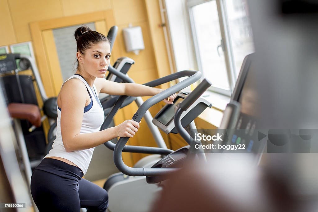 Giovane donna in palestra - Foto stock royalty-free di Adulto