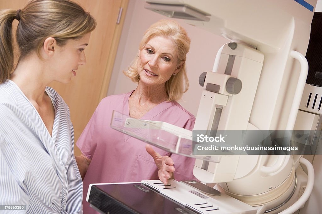 Infirmière et Patient à Faire une mammographie - Photo de Mammographie libre de droits