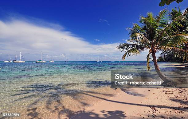 Playa De La Isla De Moorea En Tahití Foto de stock y más banco de imágenes de Cultura de Tahití - Cultura de Tahití, Navegación, Tahití