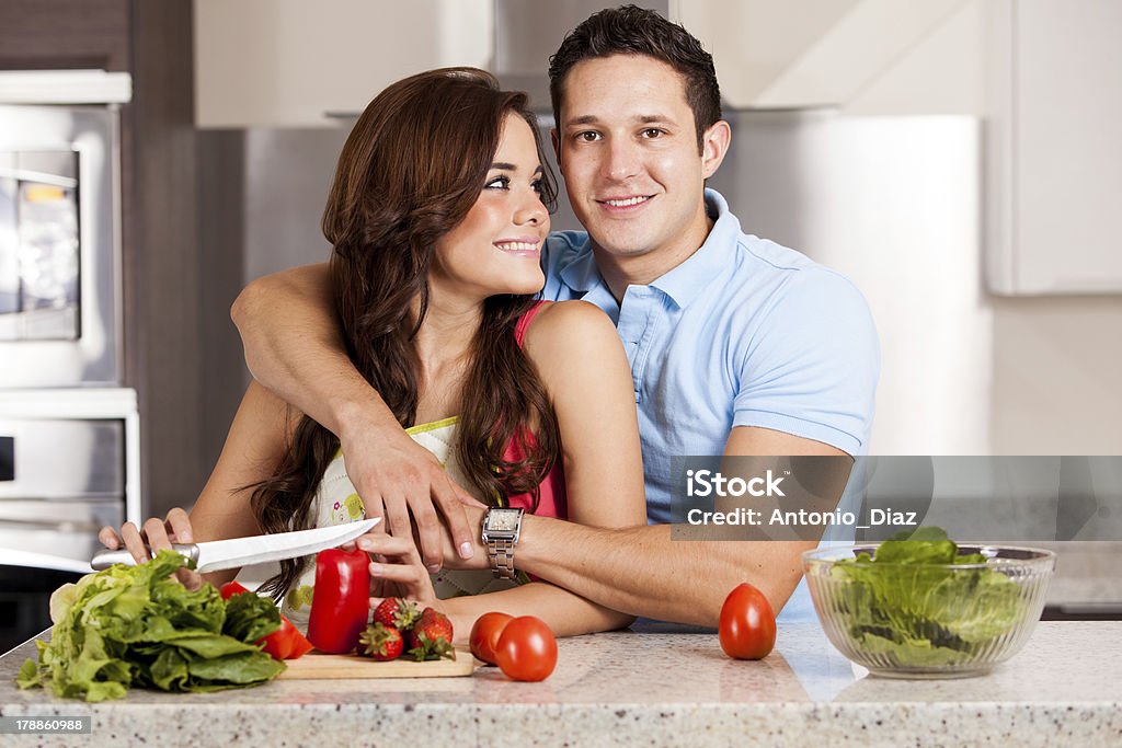 Soggiorno in cucina e cena - Foto stock royalty-free di Abbracciare una persona