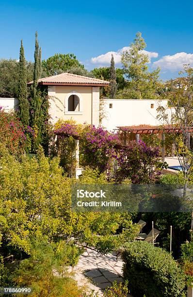 Villa Mediterranea - Fotografie stock e altre immagini di Albergo - Albergo, Albergo di lusso, Albero