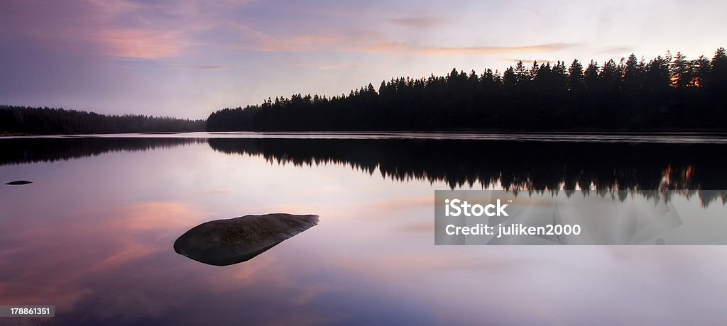 Sereno lago al amanecer con una piedra - Foto de stock de Agua libre de derechos