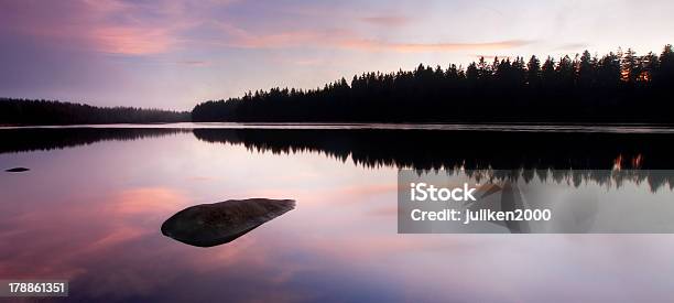 Sereno Lago Al Amanecer Con Una Piedra Foto de stock y más banco de imágenes de Agua - Agua, Aire libre, Azul