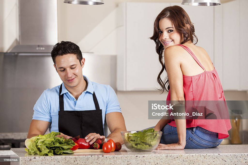 Haciendo una ensalada para la cena - Foto de stock de Adulto libre de derechos