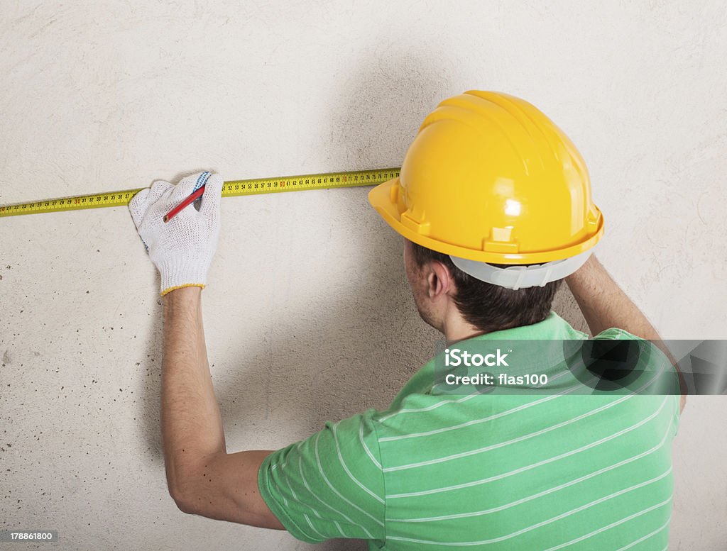 建設作業員測定しっくいの壁 - コンクリートのロイヤリティフリーストックフォト