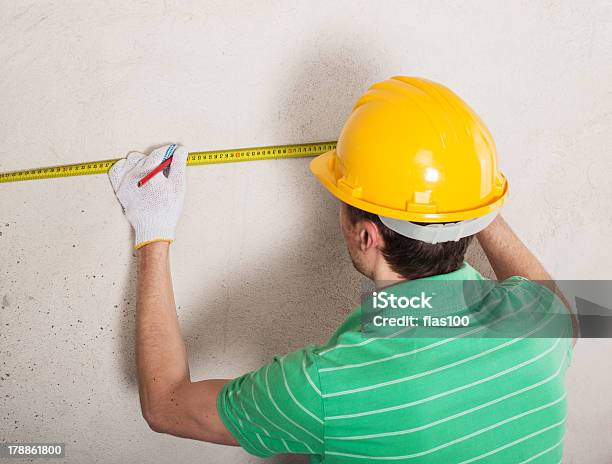 建設作業員測定しっくいの壁 - コンクリートのストックフォトや画像を多数ご用意 - コンクリート, シミ汚れ, セメント
