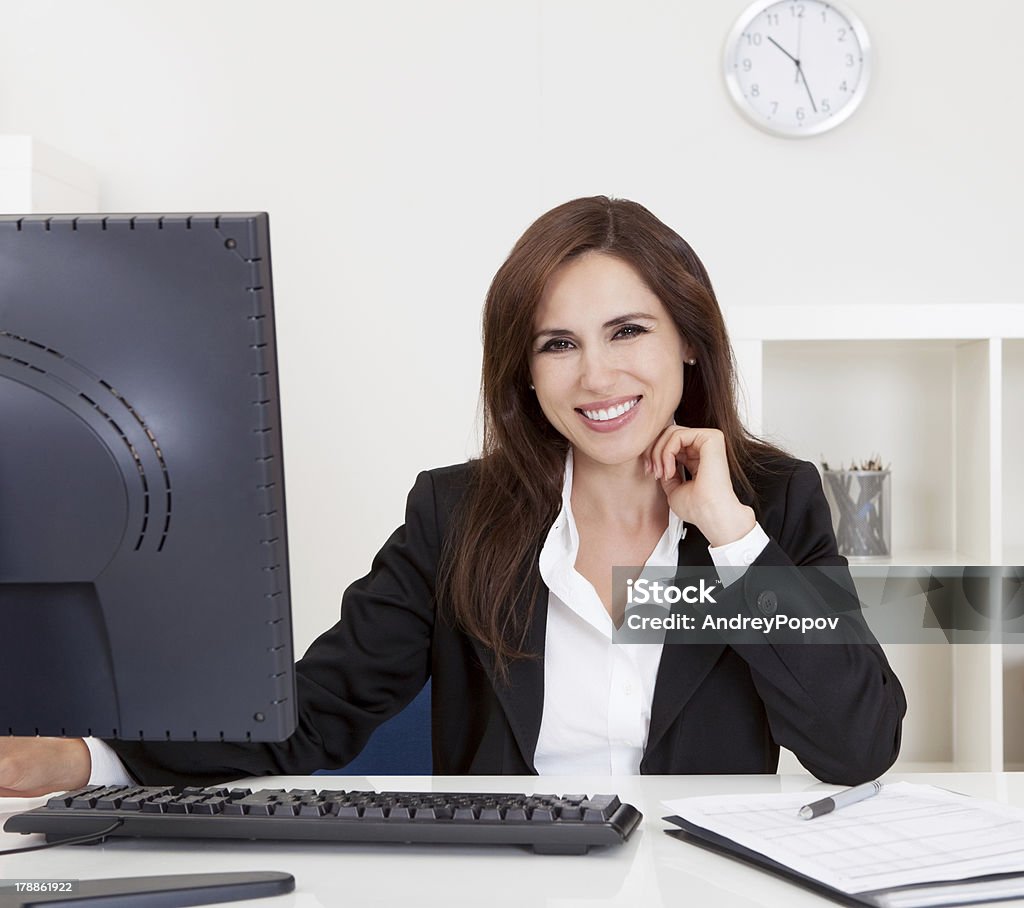 Mujer de negocios con computadora - Foto de stock de Adulto libre de derechos