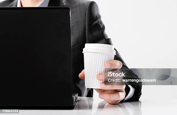 Businessmann Mit Kaffee Stockfoto und mehr Bilder von Anzug - Anzug, Arbeiten, Bürojob