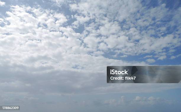 Foto de Céu E Nuvens e mais fotos de stock de Abstrato - Abstrato, Azul, Beleza natural - Natureza