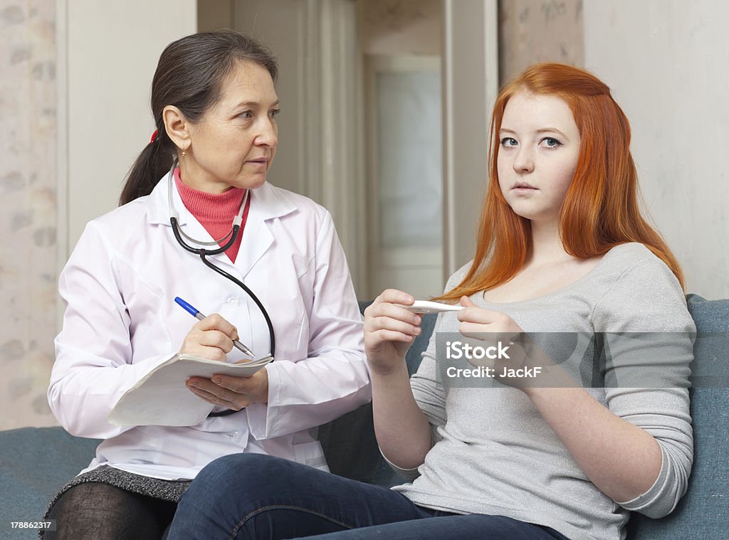 Un medico esaminando adolescente - Foto stock royalty-free di Donne