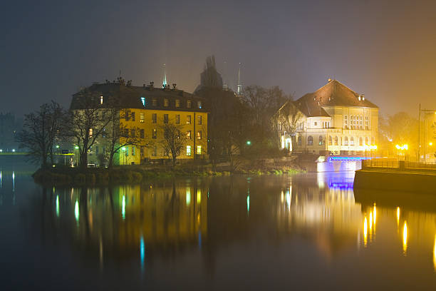 wroclaw na noite, polónia - wroclaw traffic night flowing imagens e fotografias de stock