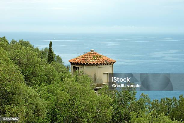 Photo libre de droit de Nicetower Avec Vue Sur La Mer Méditerranée banque d'images et plus d'images libres de droit de Angle de prise de vue - Angle de prise de vue, Architecture, Bleu