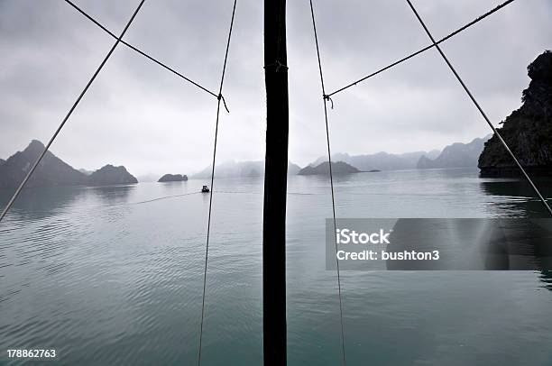 Maszt I Mglisty Horyzont Zatoka Ha Long Wietnam - zdjęcia stockowe i więcej obrazów Azja - Azja, Azja Południowo-Wschodnia, Bez ludzi