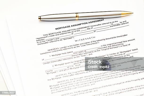 Photo libre de droit de Mortgage Assomption Contrat Avec Un Stylo Pour Exclusif banque d'images et plus d'images libres de droit de Aboutissement