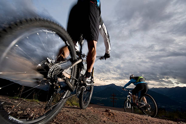 mountainbike/vtt par nuit - mountain cycling bicycle tire photos et images de collection