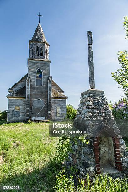 Igreja Old Exposto Ao Ar - Fotografias de stock e mais imagens de Abandonado - Abandonado, Acabado, Antigo