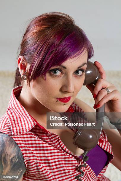 Giovane Donna In Un Look Vintage Con Telefono - Fotografie stock e altre immagini di A quadri - A quadri, Adulto, Beautiful Woman