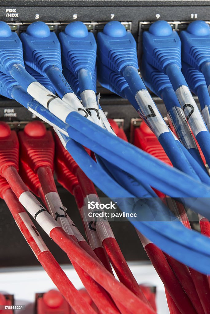 hub de redes y cables de conexión - Foto de stock de Ancho de banda libre de derechos