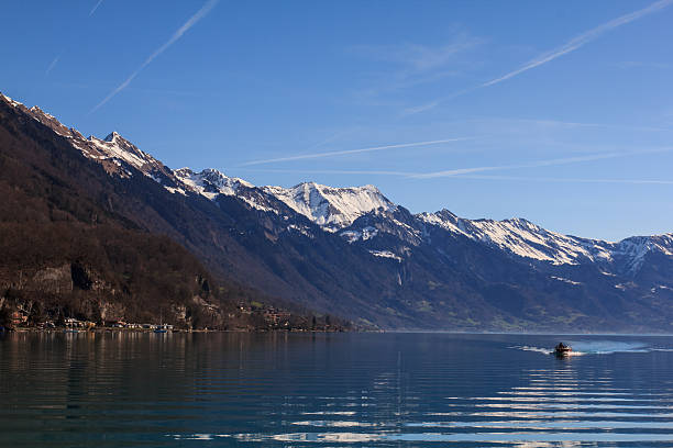 lago brienz com montanha. - brienz interlaken switzerland rural scene - fotografias e filmes do acervo