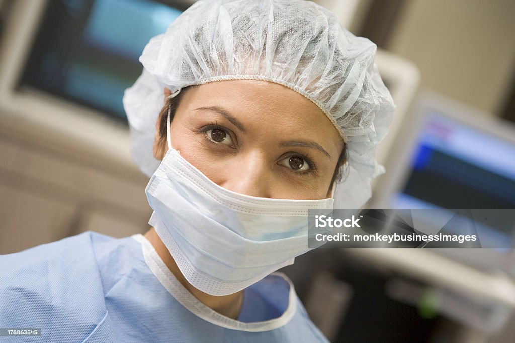 Retrato de cirujano en quirúrgica exfoliaciones - Foto de stock de 30-39 años libre de derechos