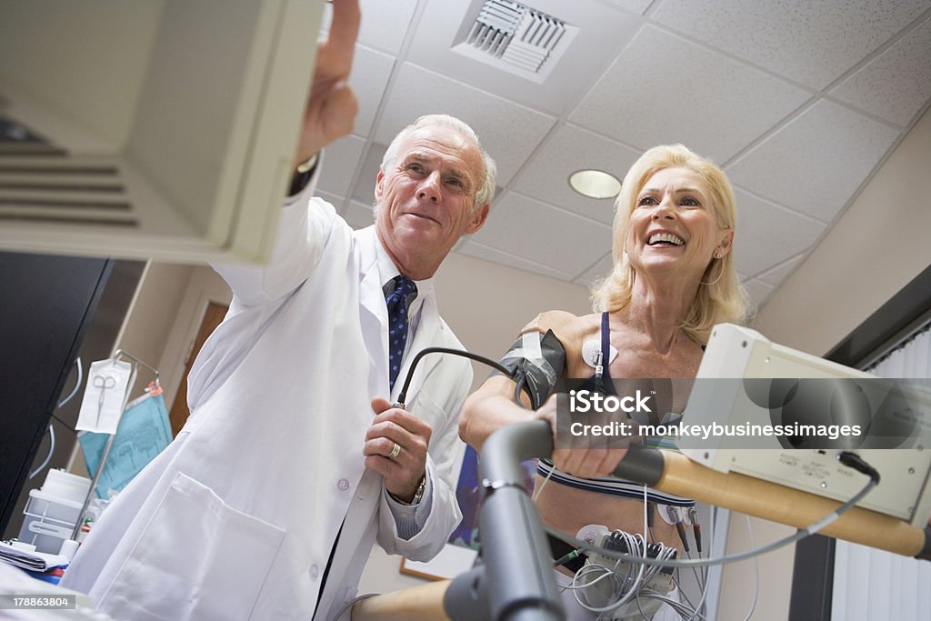 Arzt mit Patienten Fitness-Check-in - Lizenzfrei Arzt Stock-Foto