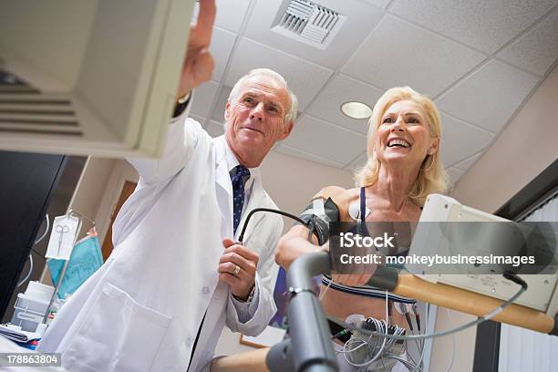 Arzt Mit Patienten Fitnesscheckin Stockfoto und mehr Bilder von Arzt - Arzt, Frauen, Laufband