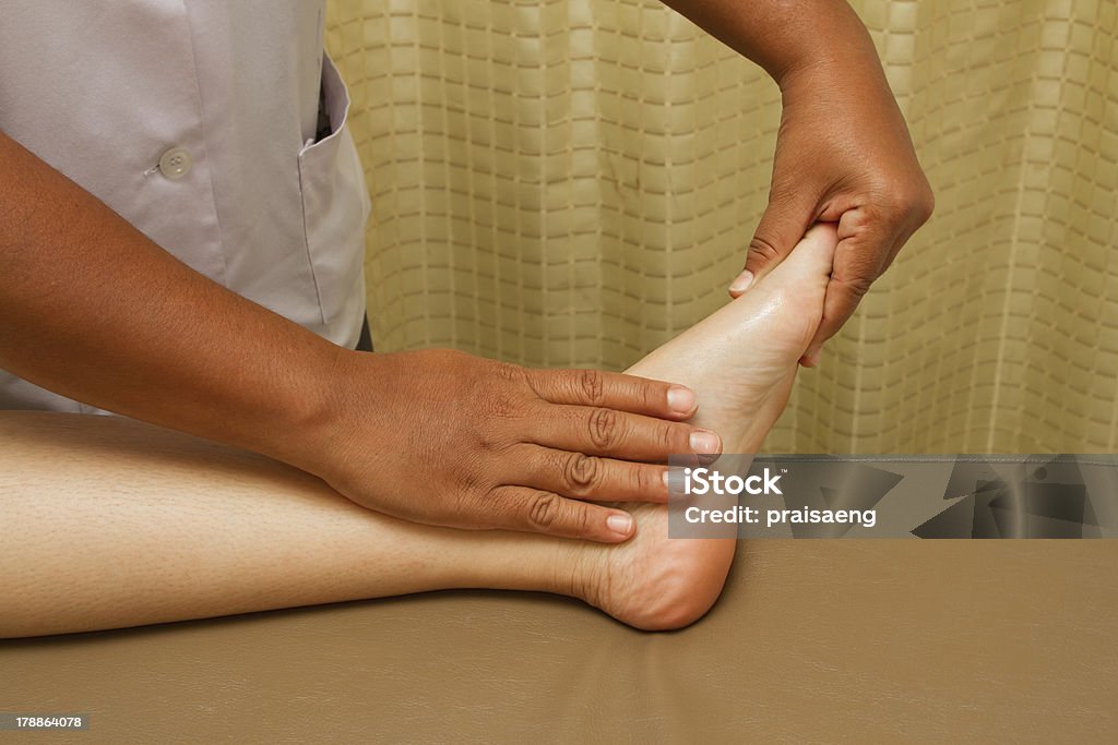 Massagem de reflexologia nos pés - Foto de stock de Aromaterapia royalty-free