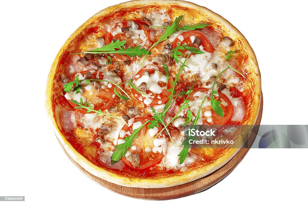 Pizza com tomate, bacon, carne de porco no suporte de madeira, isolados - Royalty-free Cheio Foto de stock